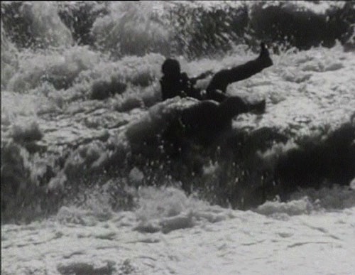 image du film "les"saisons" de pelechian. Un homme et un mouton dans un torrent.