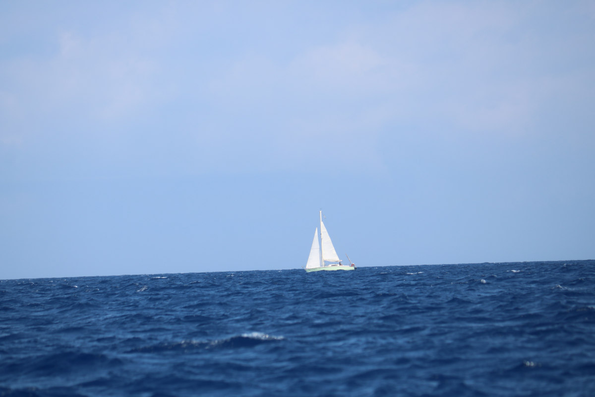 le voilier Kassumay au large à l'horizon